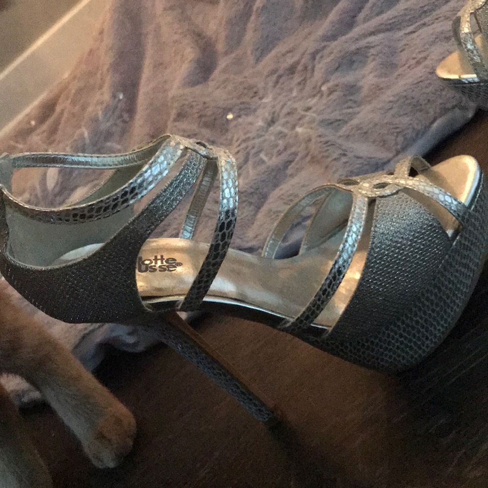 Silver heels - Picture 2 of 3